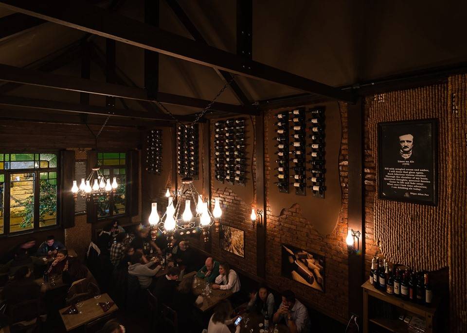 Tenha uma refeição no interior de um livro: The Raven, um restaurante ou um poema de Edgar Allan Poe? Tenha uma refeição no interior de um livro: The Raven, um restaurante ou um poema de Edgar Allan Poe?