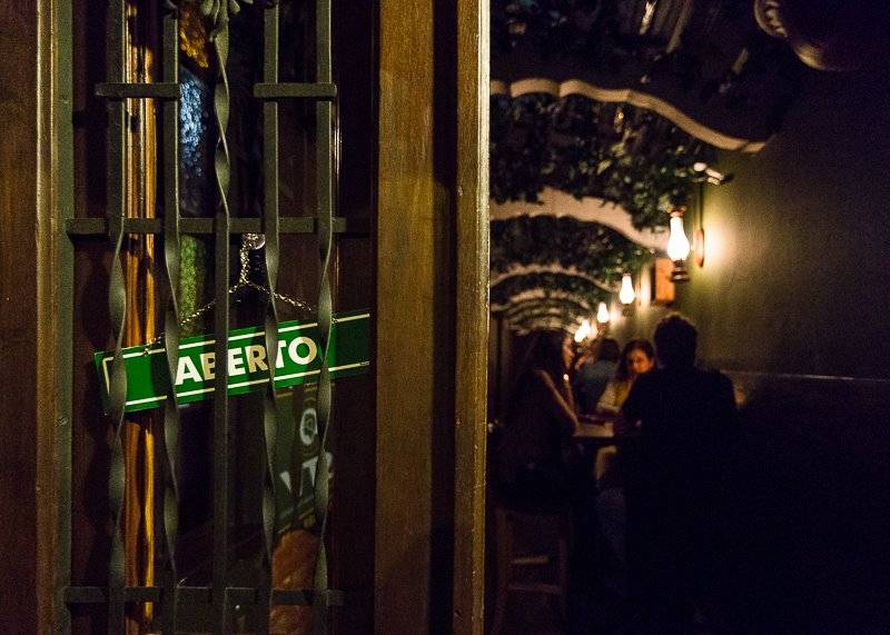 Tenha uma refeição no interior de um livro: The Raven, um restaurante ou um poema de Edgar Allan Poe? Tenha uma refeição no interior de um livro: The Raven, um restaurante ou um poema de Edgar Allan Poe?