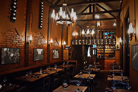 Tenha uma refeição no interior de um livro: The Raven, um restaurante ou um poema de Edgar Allan Poe? Tenha uma refeição no interior de um livro: The Raven, um restaurante ou um poema de Edgar Allan Poe?