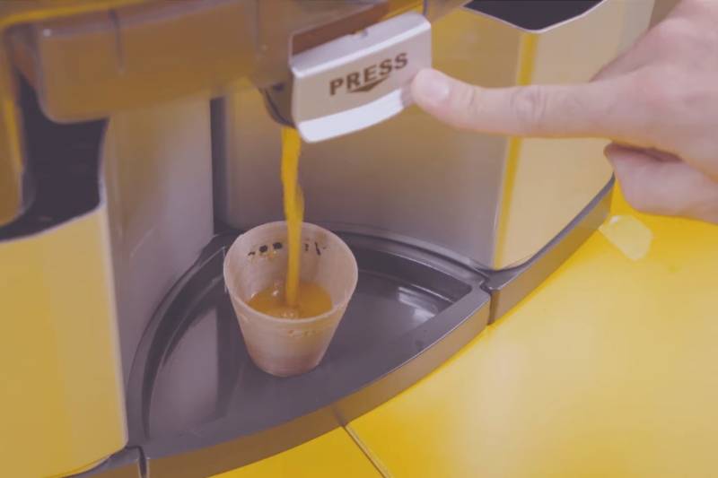 Com essa máquina, a laranja nunca mais será a mesma, e nem seu copo de suco! Com essa máquina, a laranja nunca mais será a mesma, e nem seu copo de suco!