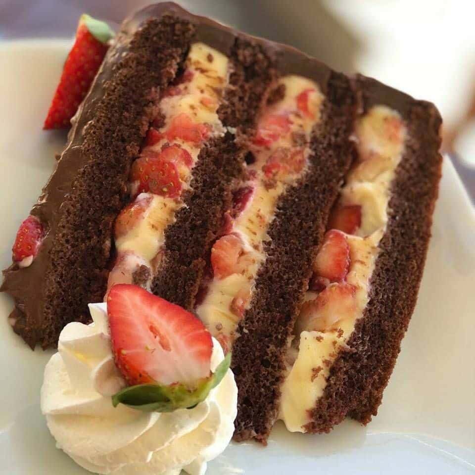Receita de bolo de chocolate surpresa com brigadeiro branco e morango