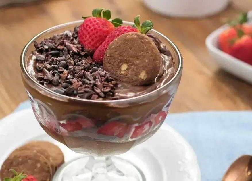 Descubra o Pavê Fit de Chocolate com Morangos Delicioso